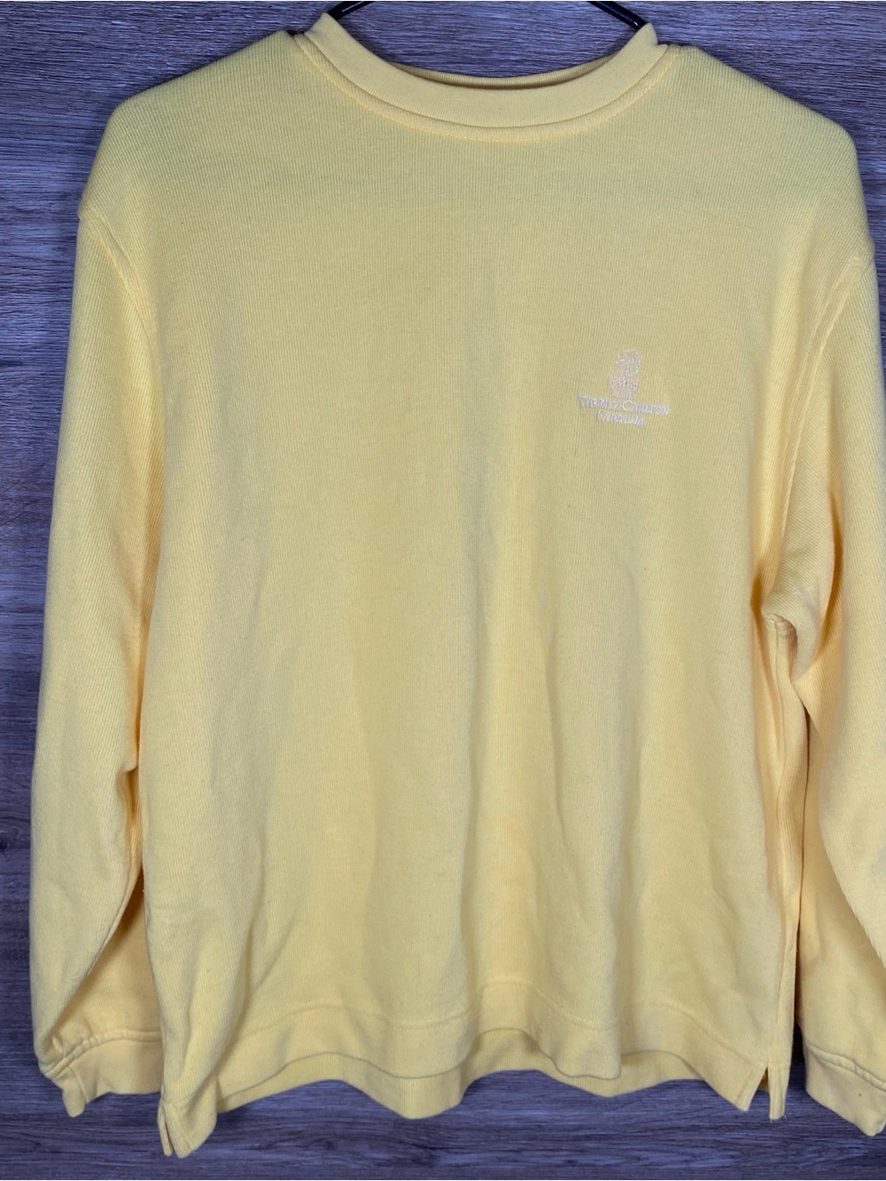 The Ritz Carlton Kapalua Crewneck Sweater Mens M Yellow Maui Resort Ribbed Golf